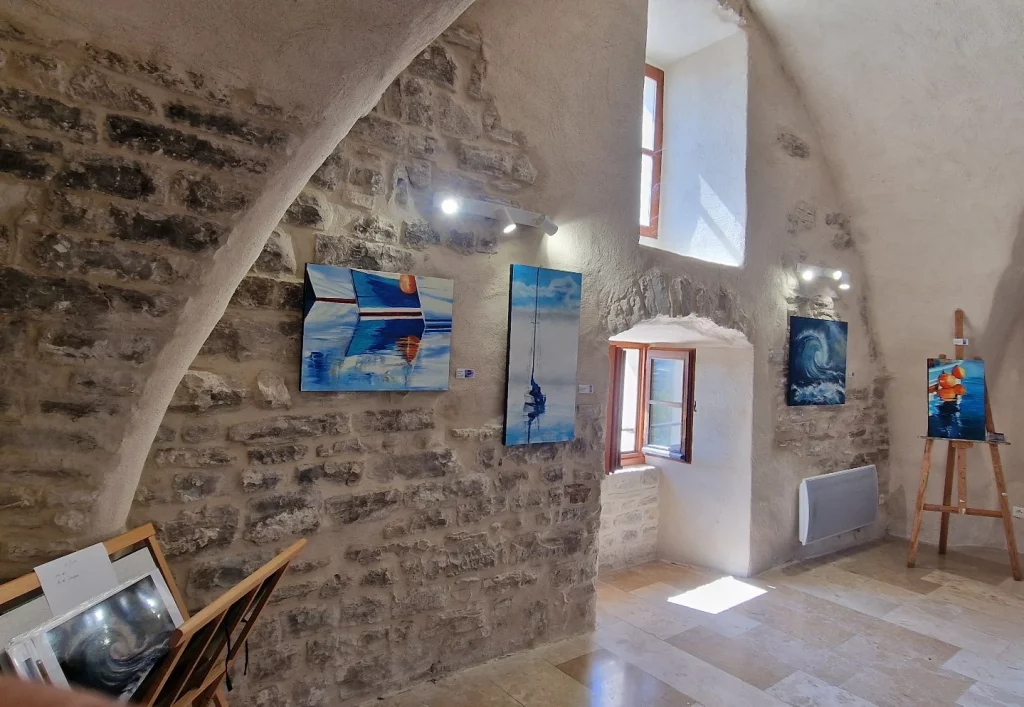 Exposition de l'artiste peinture Muriel Averos à la salle Romanes de Vézénobres en septembre 2025